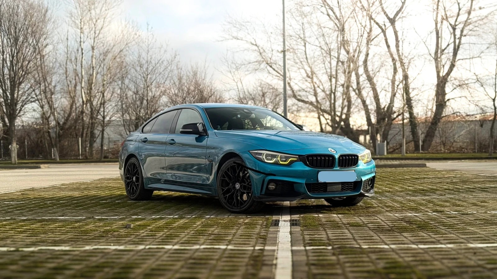 BMW 440 xDrive – синя, паркирана на открит паркинг